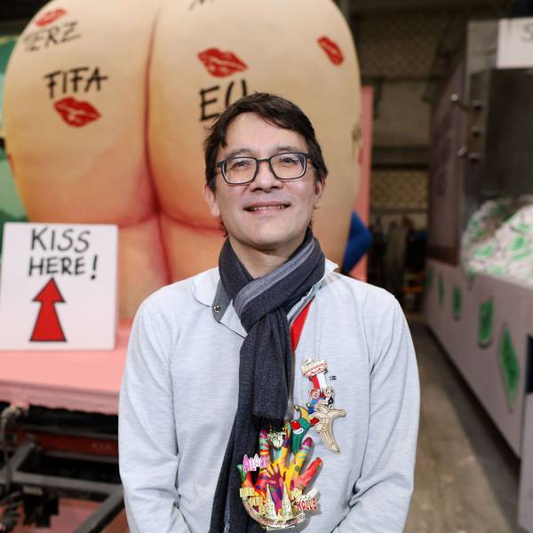 Zeichner Heiko Sakurai vor seinem Entwurf zum Trump-Karnevalswagen.