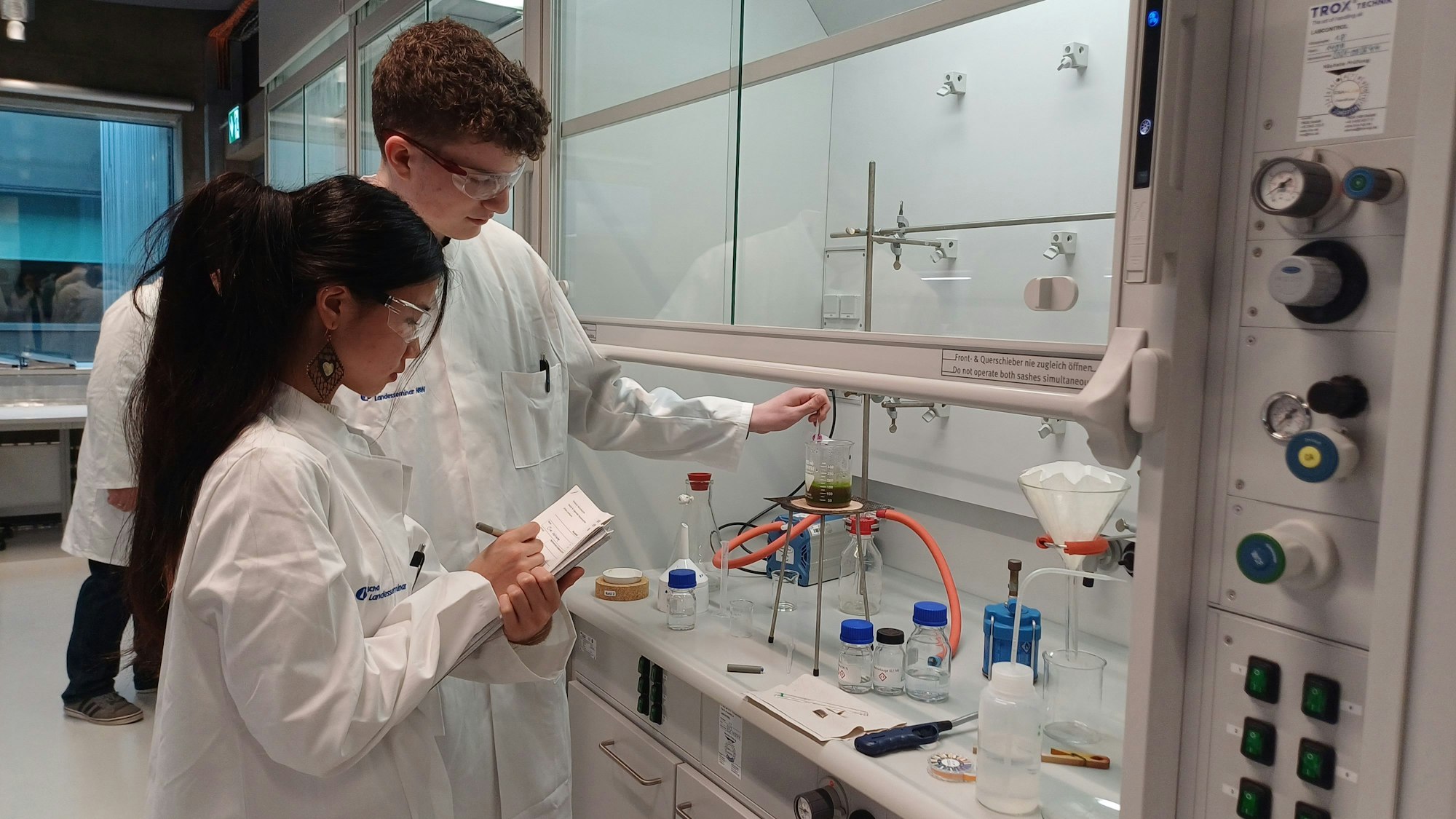 Charlene Tsao und Oliver Westdickenberg aus Aachen zählen zu den Forschenden in Opladen.