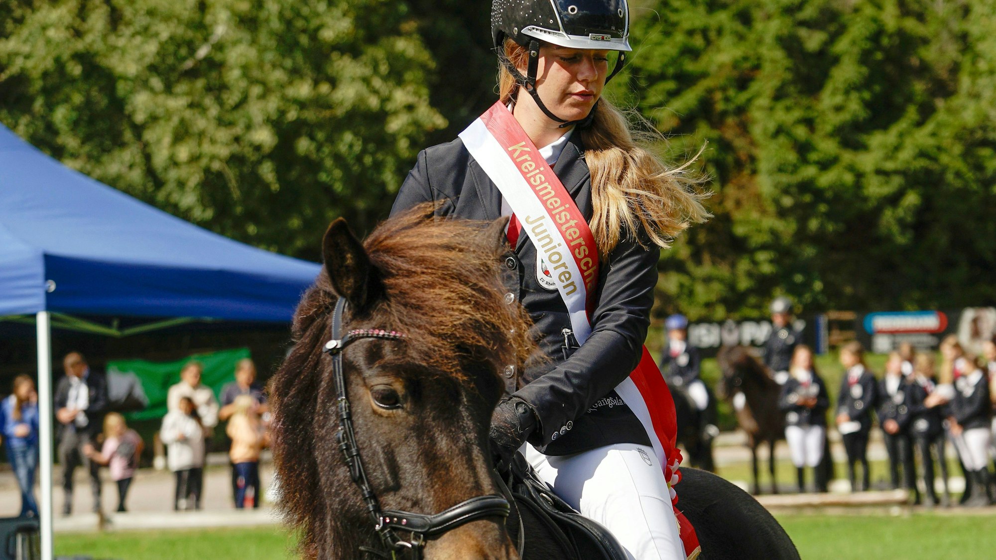 Emma Brust aus Rheder bei den Tölttagen 2025 in Roderath: Sie trägt die Kreismeisterschärpe.