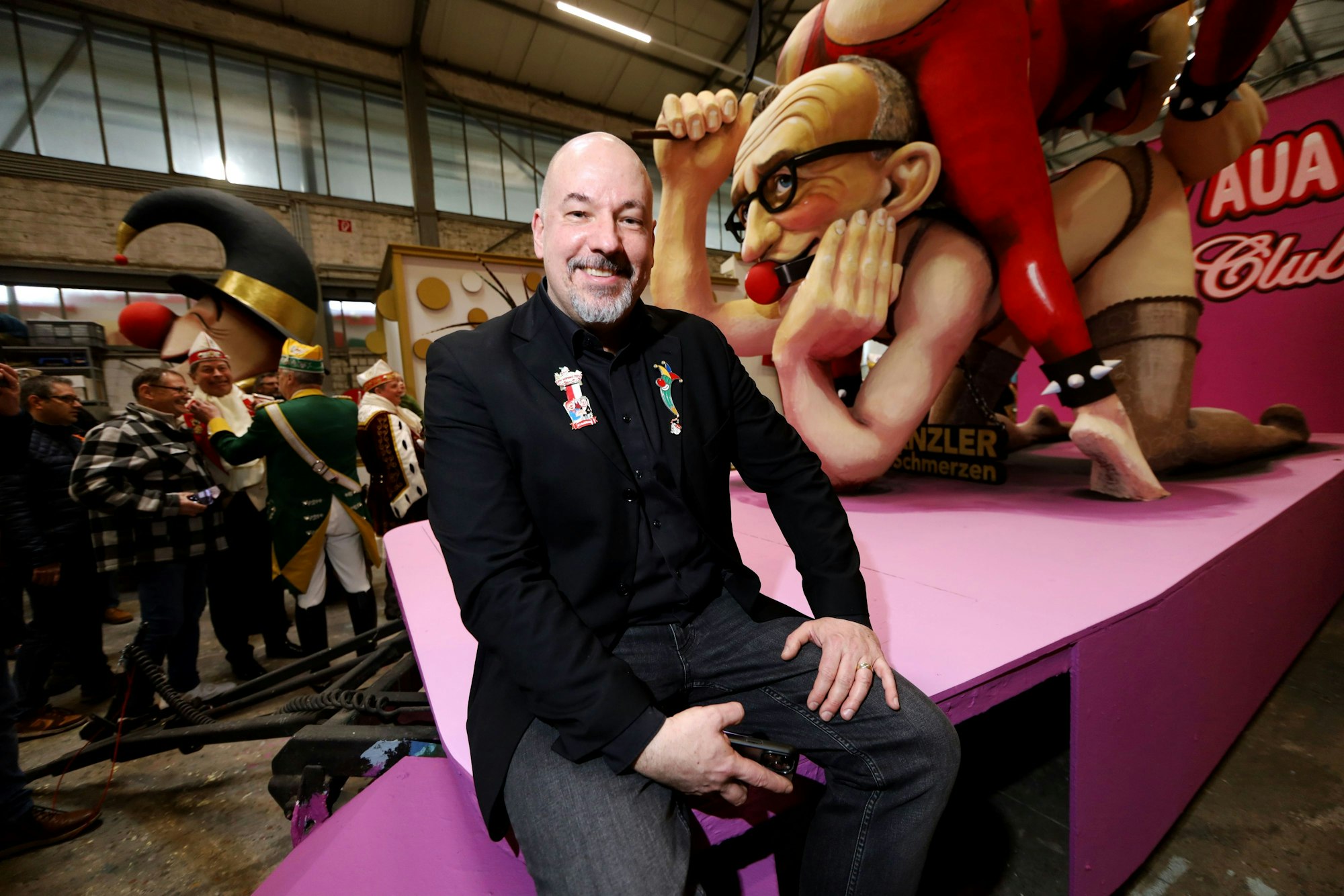 10.02.2026, Köln: Zeichner Martin Weitz hinter ihm sein Entwurf des Karnevalswagens. Foto: Arton Krasniqi