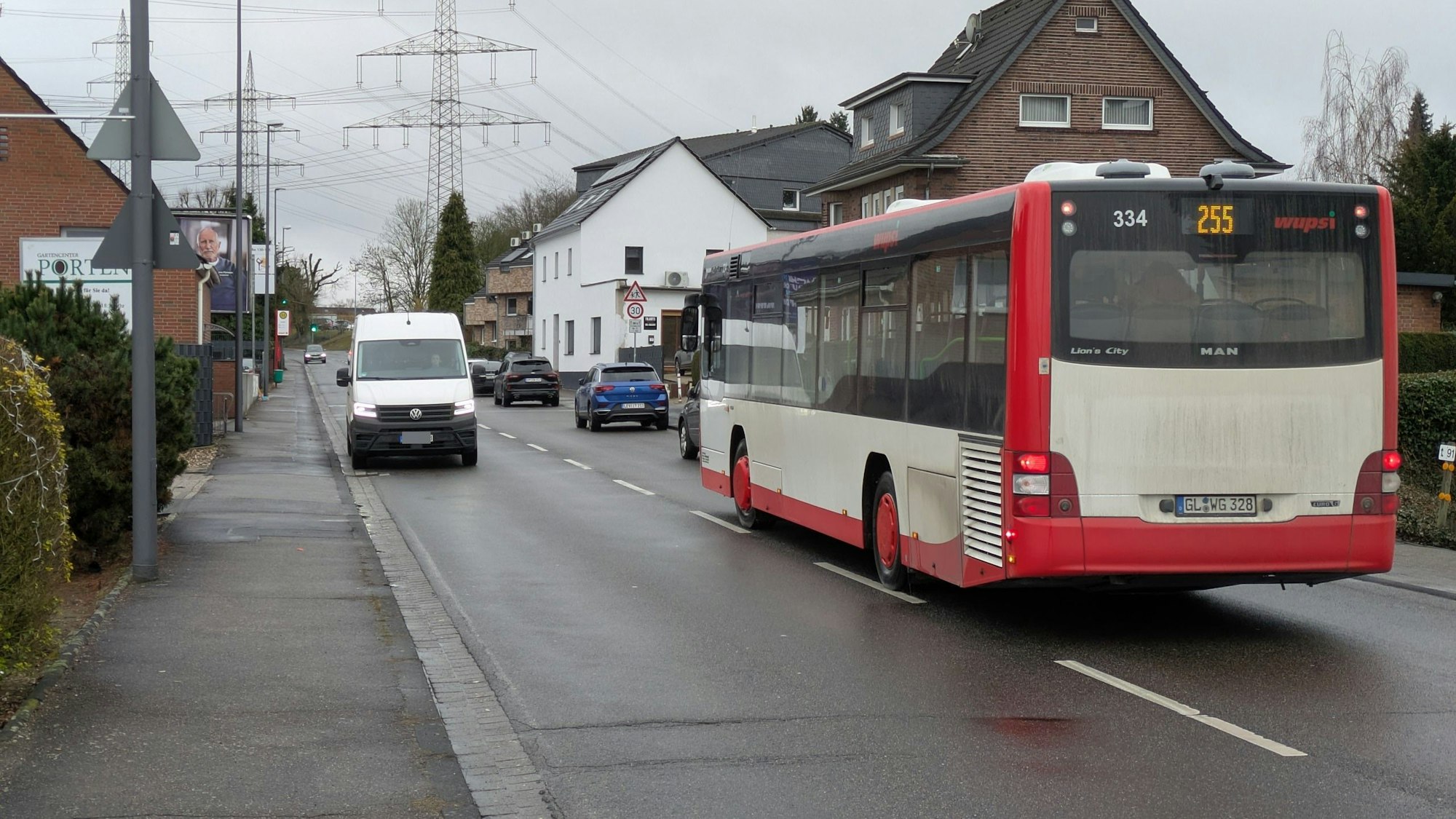 Wenn die Wupsi-Busse auf der Sandstraße stadteinwärts fahren, müssen sie desöfteren warten und Gegenverkehr durchlassen.