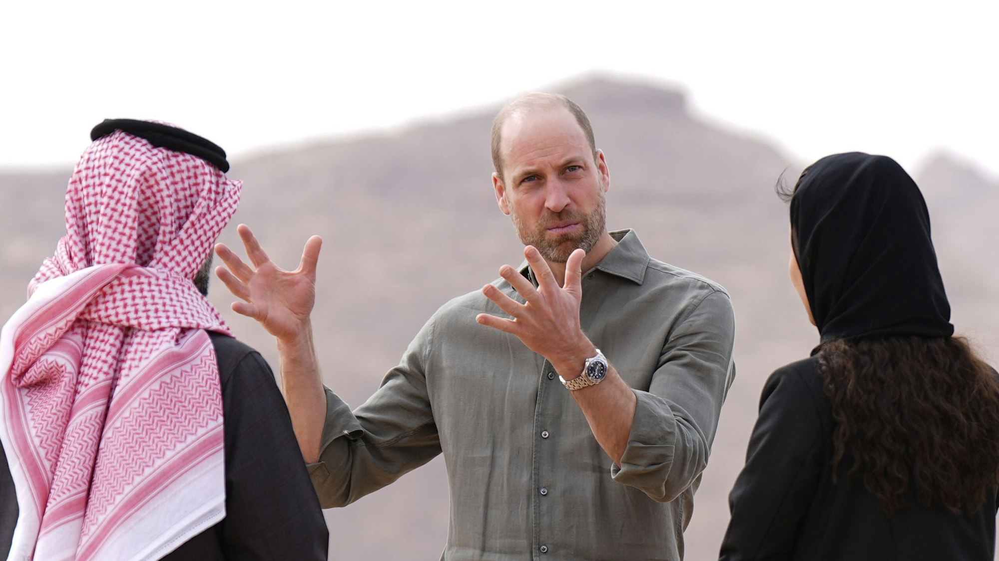 Prinz William und Prinz Badr bin Farhan Al Saud (l) sprechen während ihres Besuchs des Naturschutzgebiets Sharaan in AlUla, um sich über Bemühungen zum Schutz der natürlichen Tierwelt und der Landschaft zu informieren.
