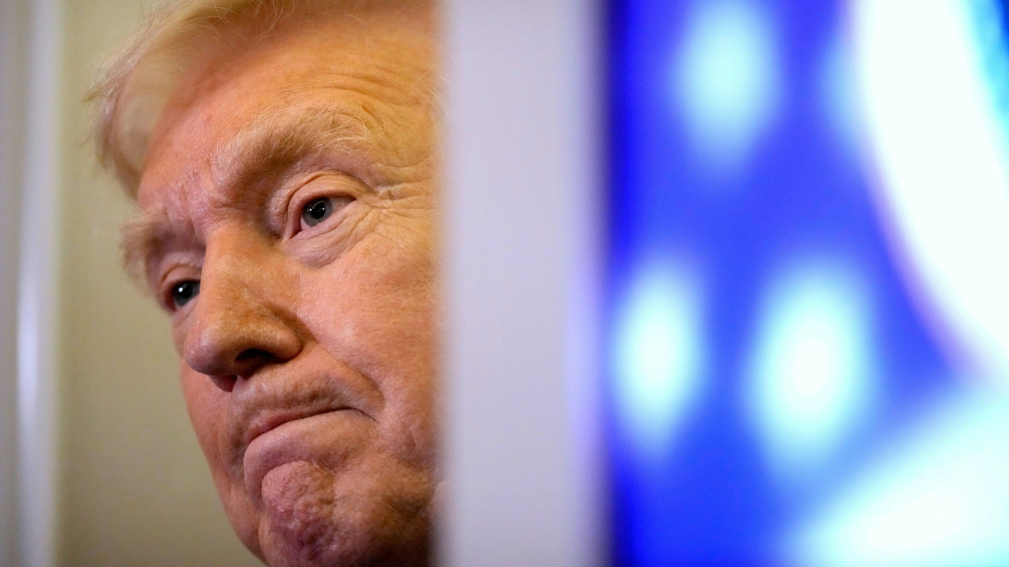 US-Präsident Donald Trump hört der Frage eines Reporters zu, während er an Bord der Air Force One von der Joint Base Andrews nach West Palm Beach fliegt. (Archivbild)