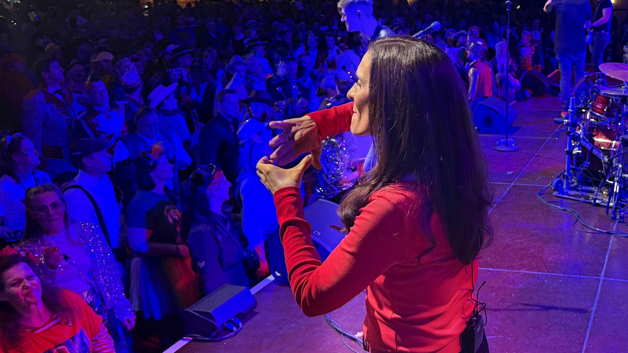 Aline Ackers steht als Dolmetscherin für Gebärdensprache auf der Bühne.