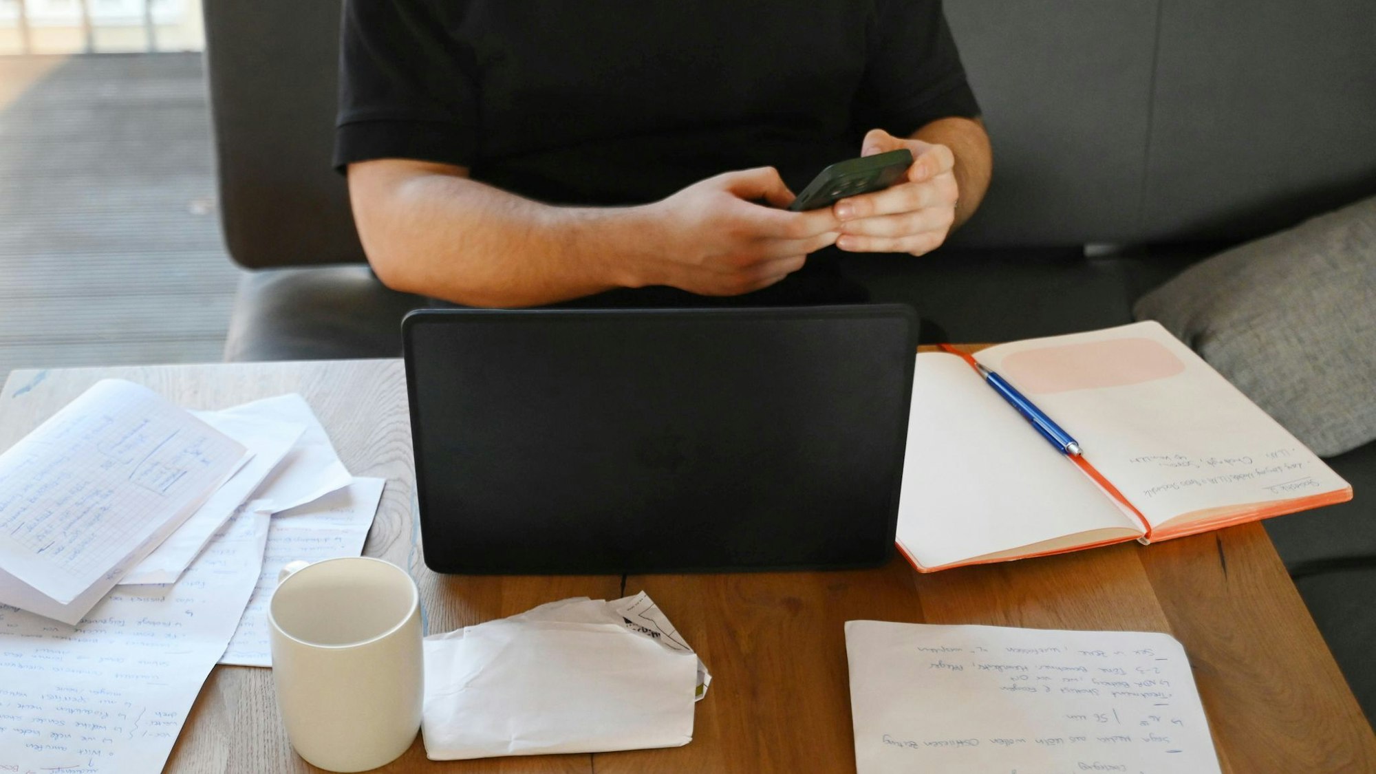 Red Flags bei der Jobsuche: Fehlende Gehaltsangaben oder schwammige Jobbeschreibungen können auf mangelnde Transparenz und Professionalität hinweisen