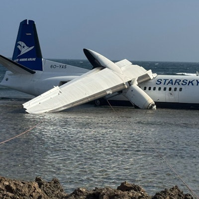 Ein Crash in Somalia endete glimpflich: Das Flugzeug ist stark beschädigt, doch alle Menschen an Bord überlebten.