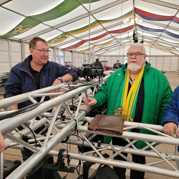 Zwei Männer im Gespräch.