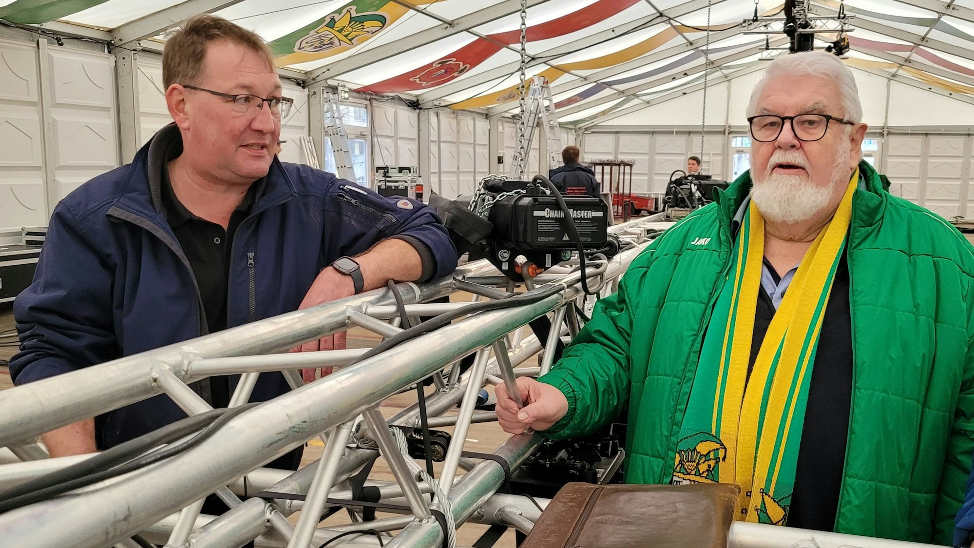 Zwei Männer im Gespräch.