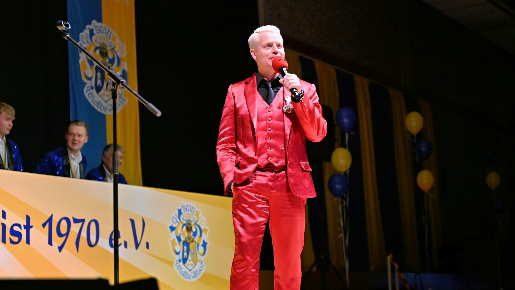 Der Redner spricht in ein Mikrofon.