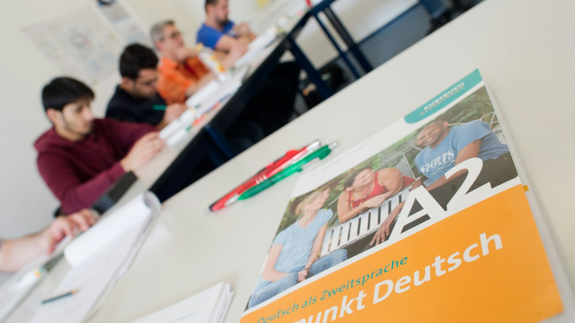 Ein Deutschbuch liegt in einem Integrationskurs (BAMF-Kurs) an einer Sprachschule. (Archivbild)