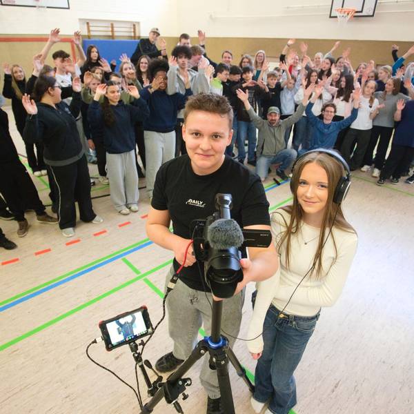 Das Filmteam in der Sporthalle der Realschule.
