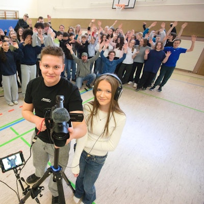 Das Filmteam in der Sporthalle der Realschule.