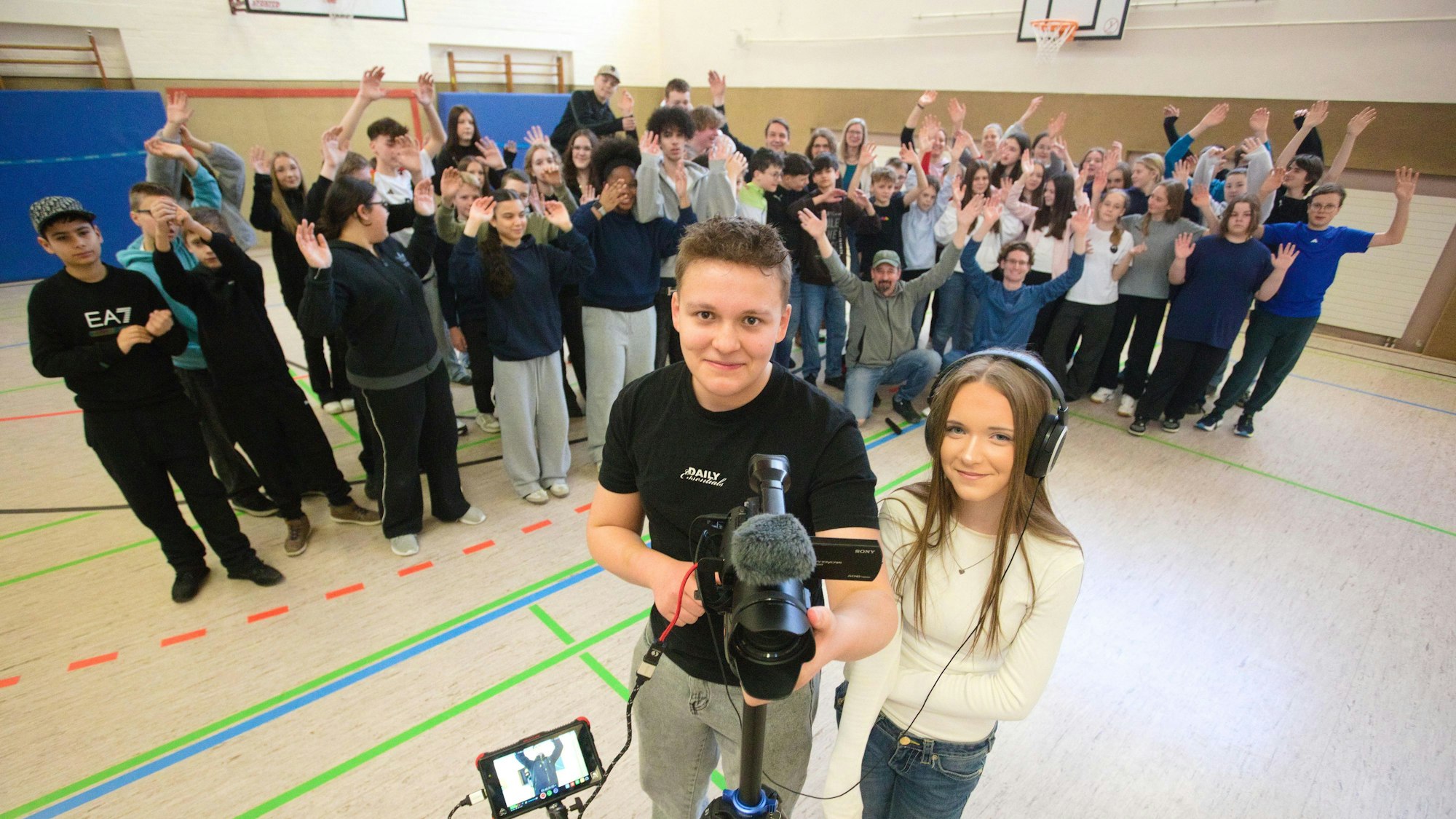 Das Filmteam in der Sporthalle der Realschule.