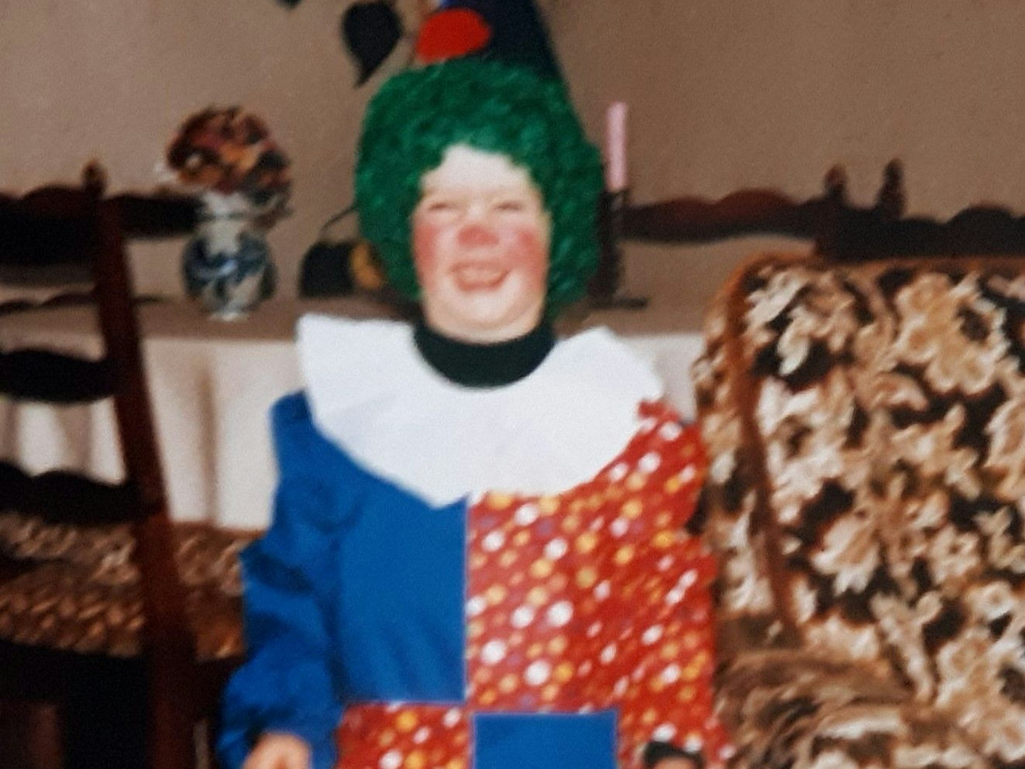 Silke Shimazu als Kind. Später zog sie nach San Diego. Dieses Jahr zeigte sie ihrem Mann Mark den kölner Karneval.