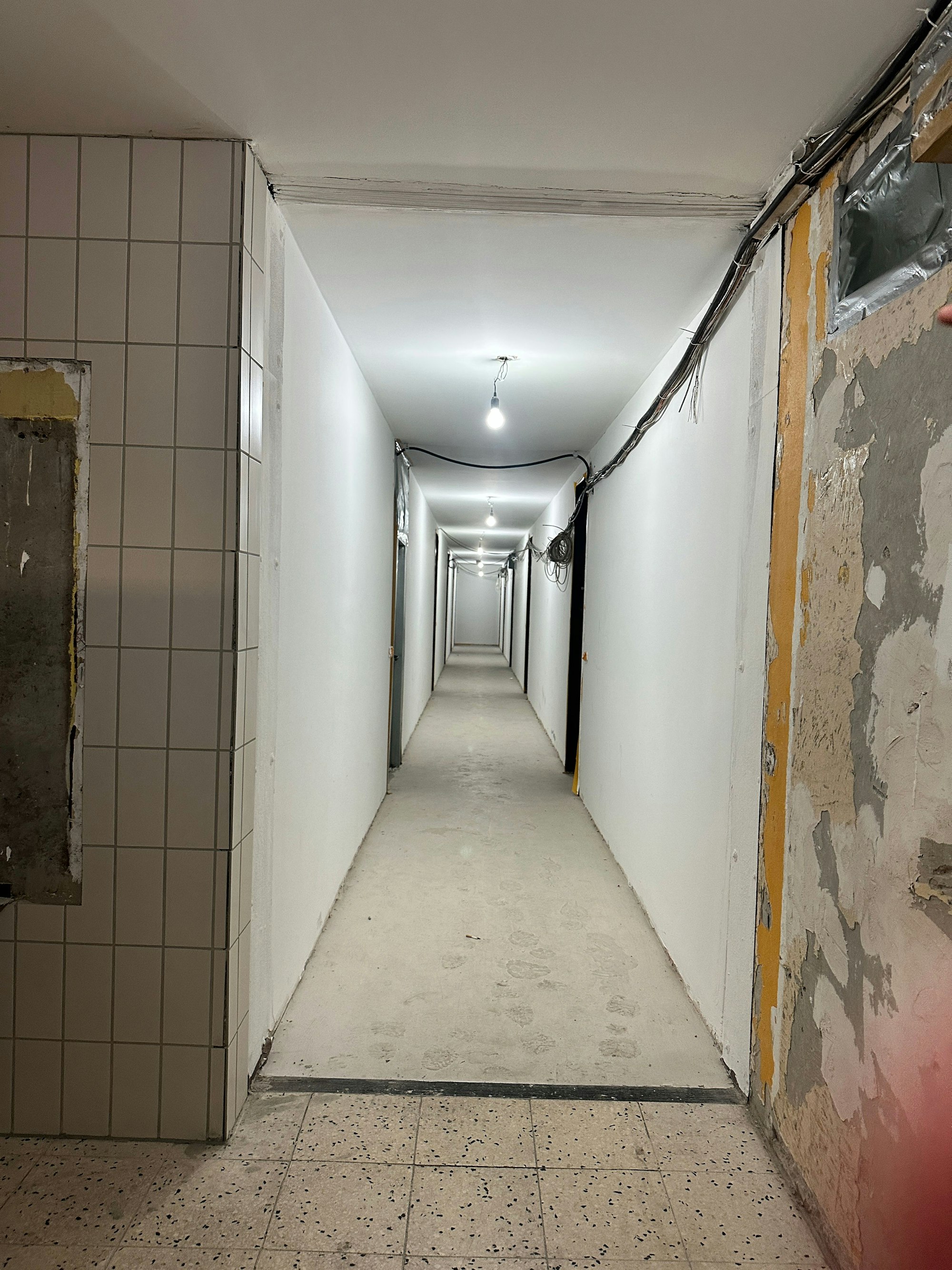 Blick in einen der Flure des Hochhauskomplexes Kölnberg. Dieser wird gerade renoviert.