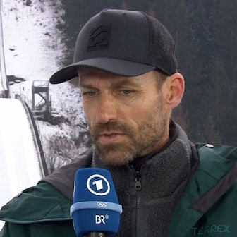 „Ich habe nur Fragezeichen“: Skisprung-Legende Sven Hannawald kann nicht verstehen, warum die Nordische Kombination beim IOC auf dem Prüfstand steht und vielleicht aus dem Programm gestrichen werden soll. (Bild: ARD)