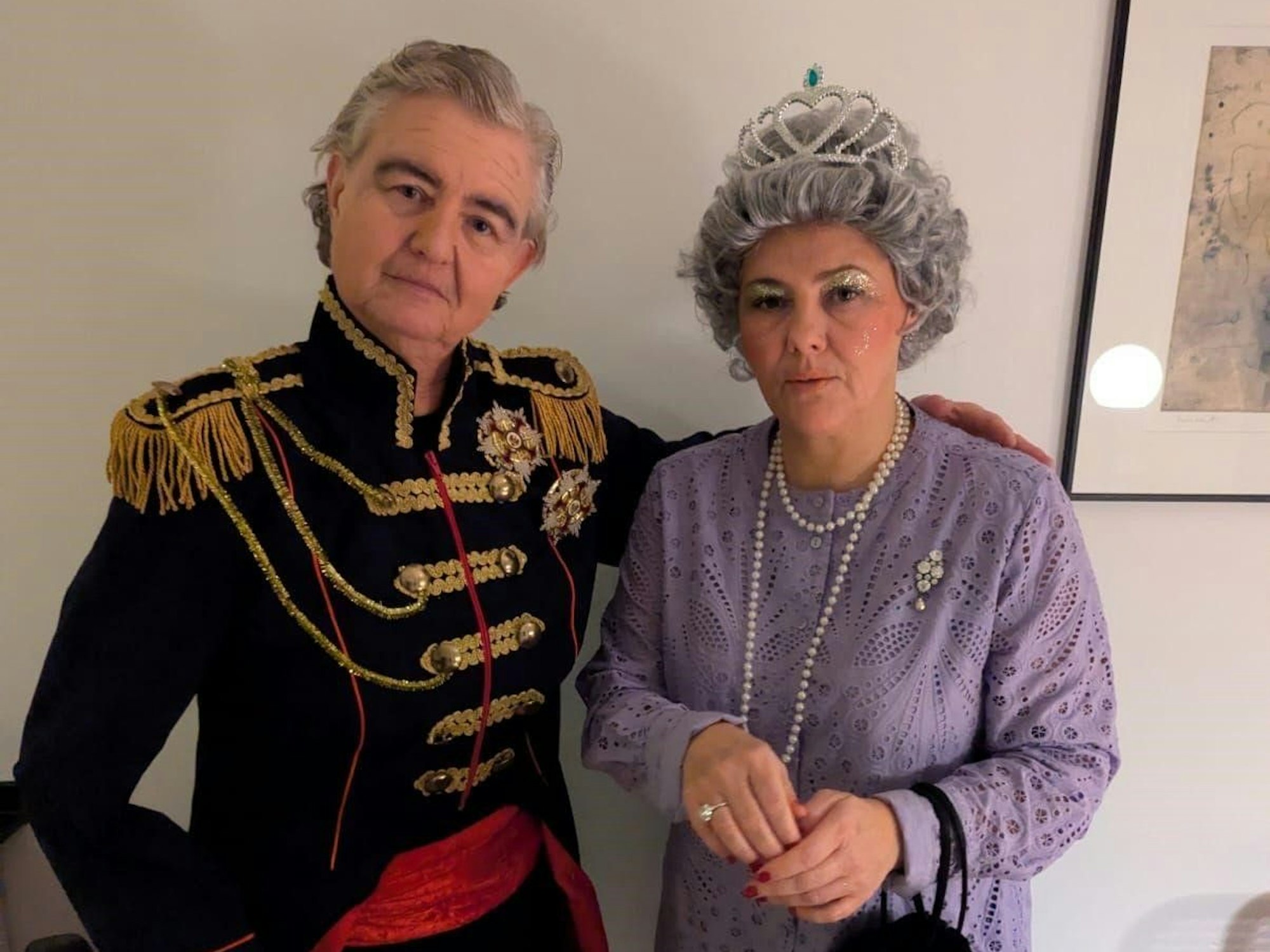 Jutta Nitschke und Sandra Grimm als Prinz Philipp und QUeen Elizabeth