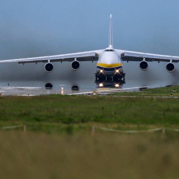 Eine Antonow 124 (An-124), eines der größten Frachtflugzeuge der Welt (Archivfoto).