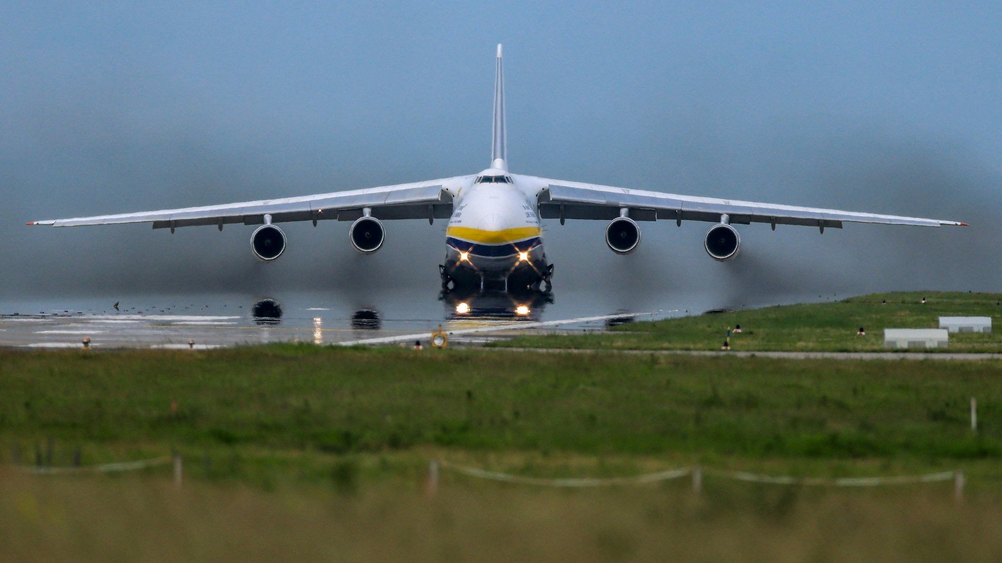 Eine Antonow 124 (An-124), eines der größten Frachtflugzeuge der Welt (Archivfoto).