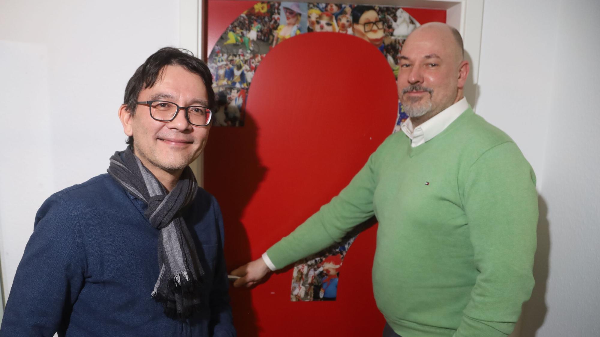 04.02.2026, Köln: Zeichner Heiko Sakurai und Martin Weitz vor den von ihnen gemalten Wagen. Foto: Arton Krasniqi