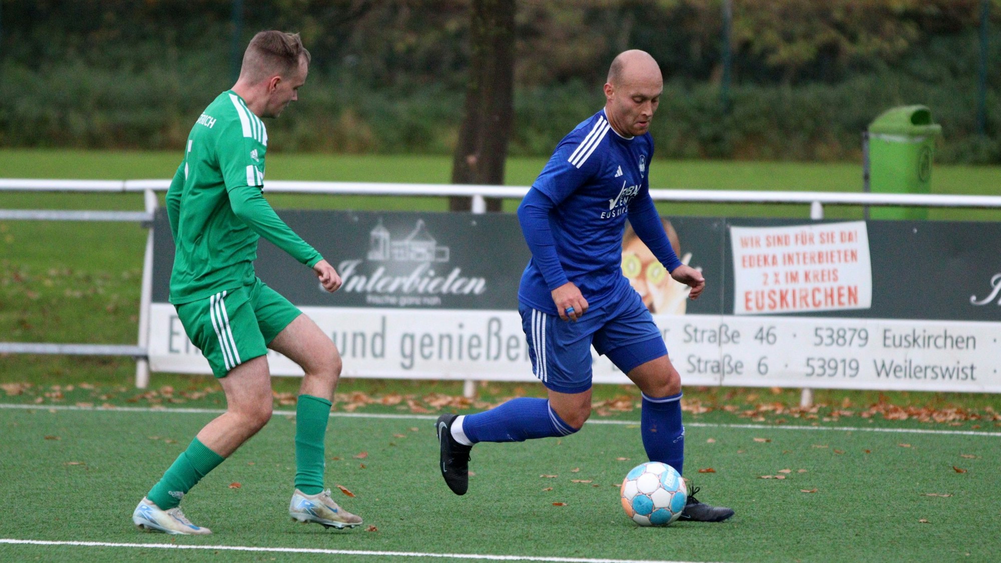 Weilerswists Felix Kortholt zieht mit Ball am Fuß an Sötenichs Simon Züll vorbei.