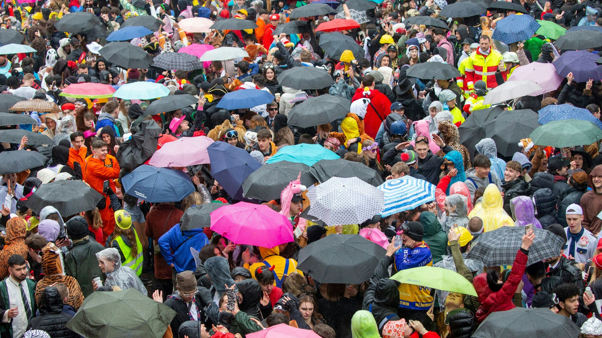Die Wetteraussichten für den Straßenkarneval in der Region sind nicht gut: Regen, Wind und kalte Temperaturen sind angesagt.
