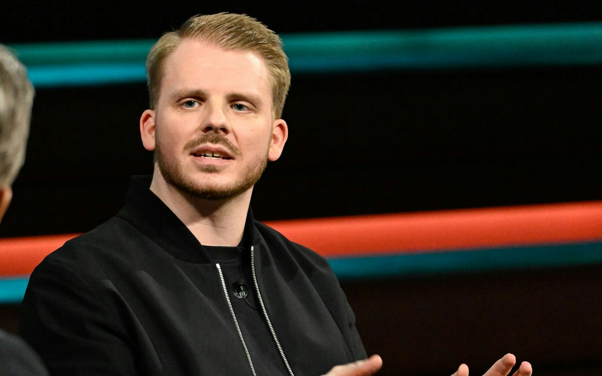 „Ich will, dass es eine Gerechtigkeit gibt gegenüber denen, die arbeiten gehen, weil die momentan alles ausbaden müssen“, erklärte Tim Klüssendorf. (Bild: ZDF / Markus Hertrich)