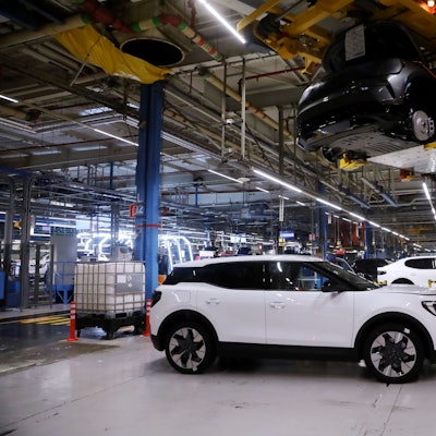 Ein weißer Ford Explorer kurz vor der Abnahme in den Fordwerken in Niehl.