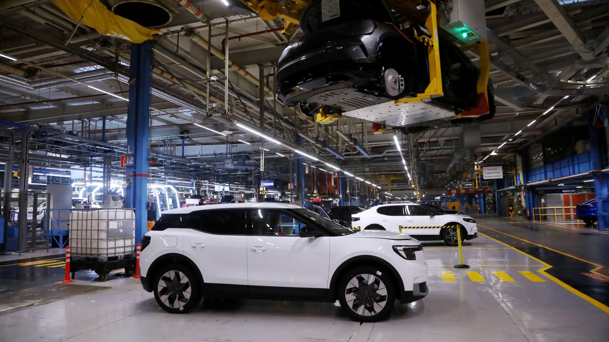 Ein weißer Ford Explorer kurz vor der Abnahme in den Fordwerken in Niehl.