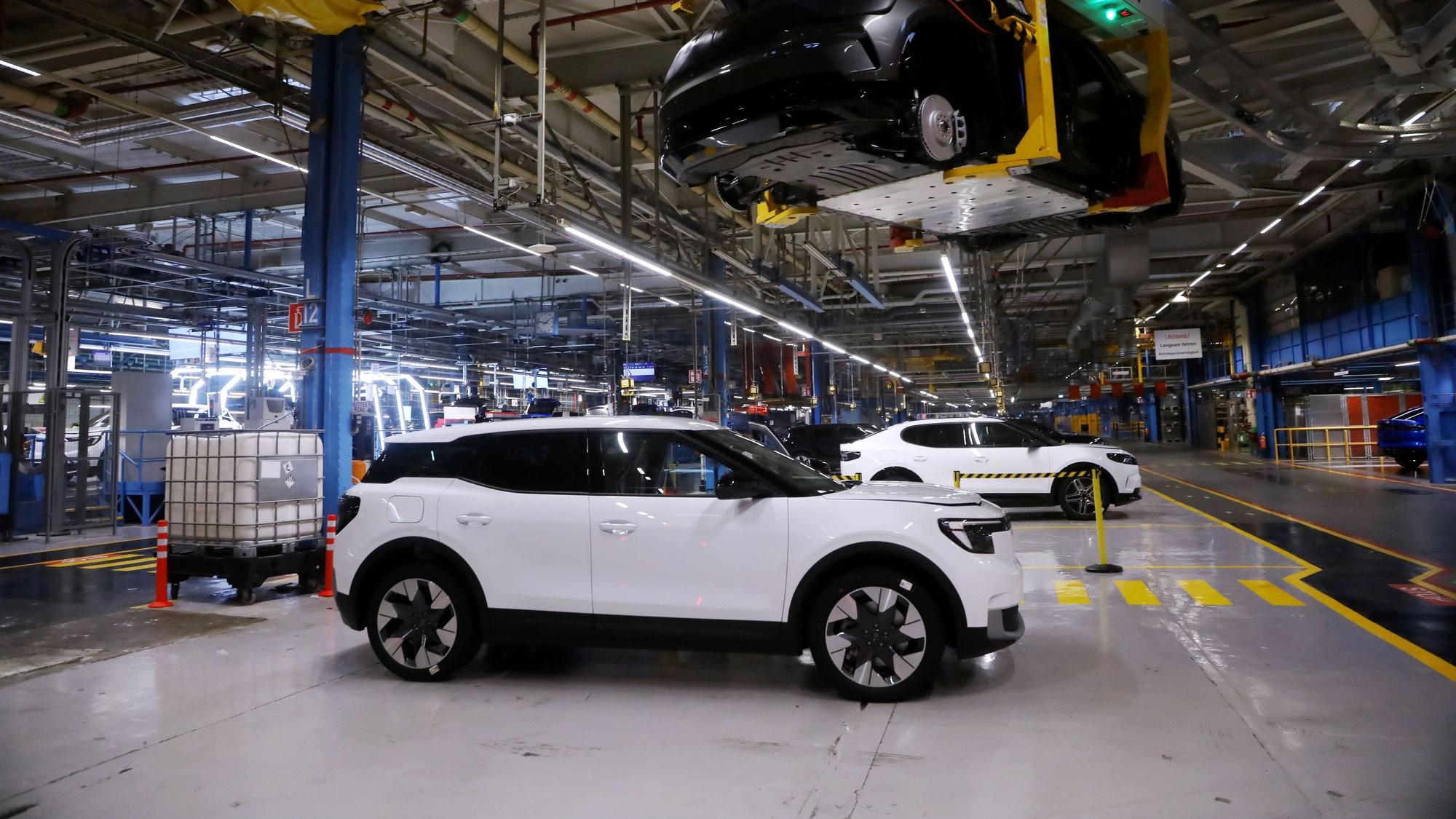 Ein weißer Ford Explorer kurz vor der Abnahme in den Fordwerken in Niehl.