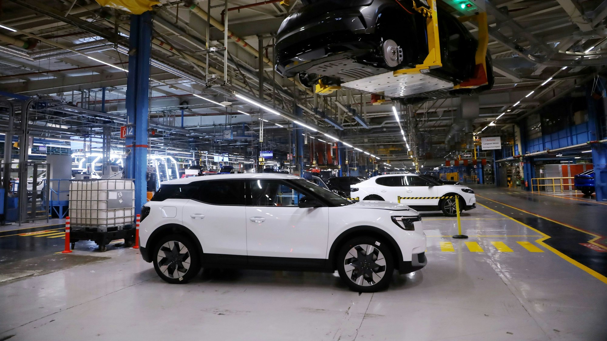 Ein weißer Ford Explorer kurz vor der Abnahme in den Fordwerken in Niehl.