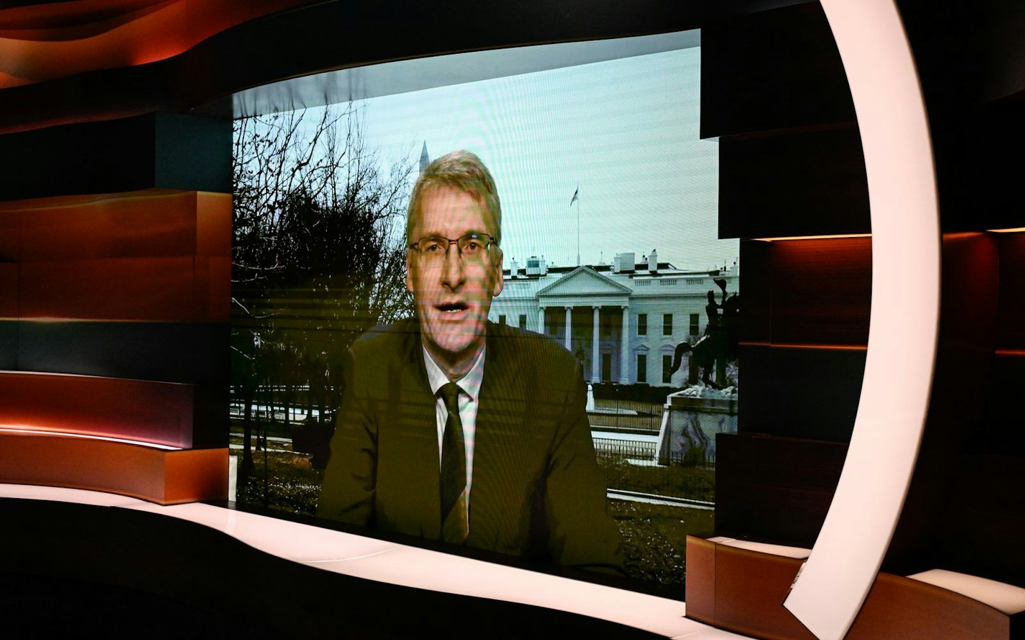 Laut Elmar Theveßen schwinde Donald Trumps Beliebtheit innerhalb der USA. (Bild: ZDF / Markus Hertrich)