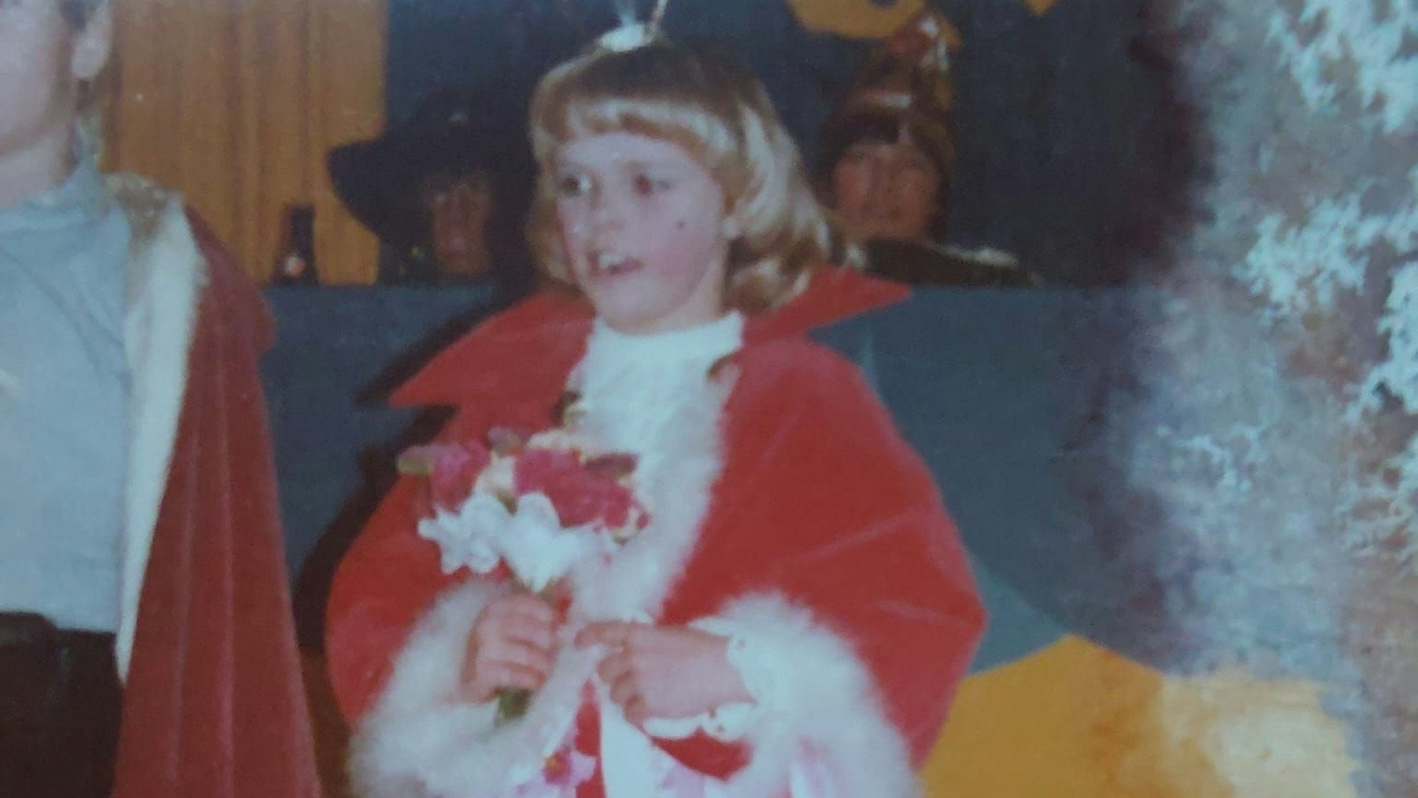 Ein Mädchen ist an Karneval als Pprinzessin verkleidet.