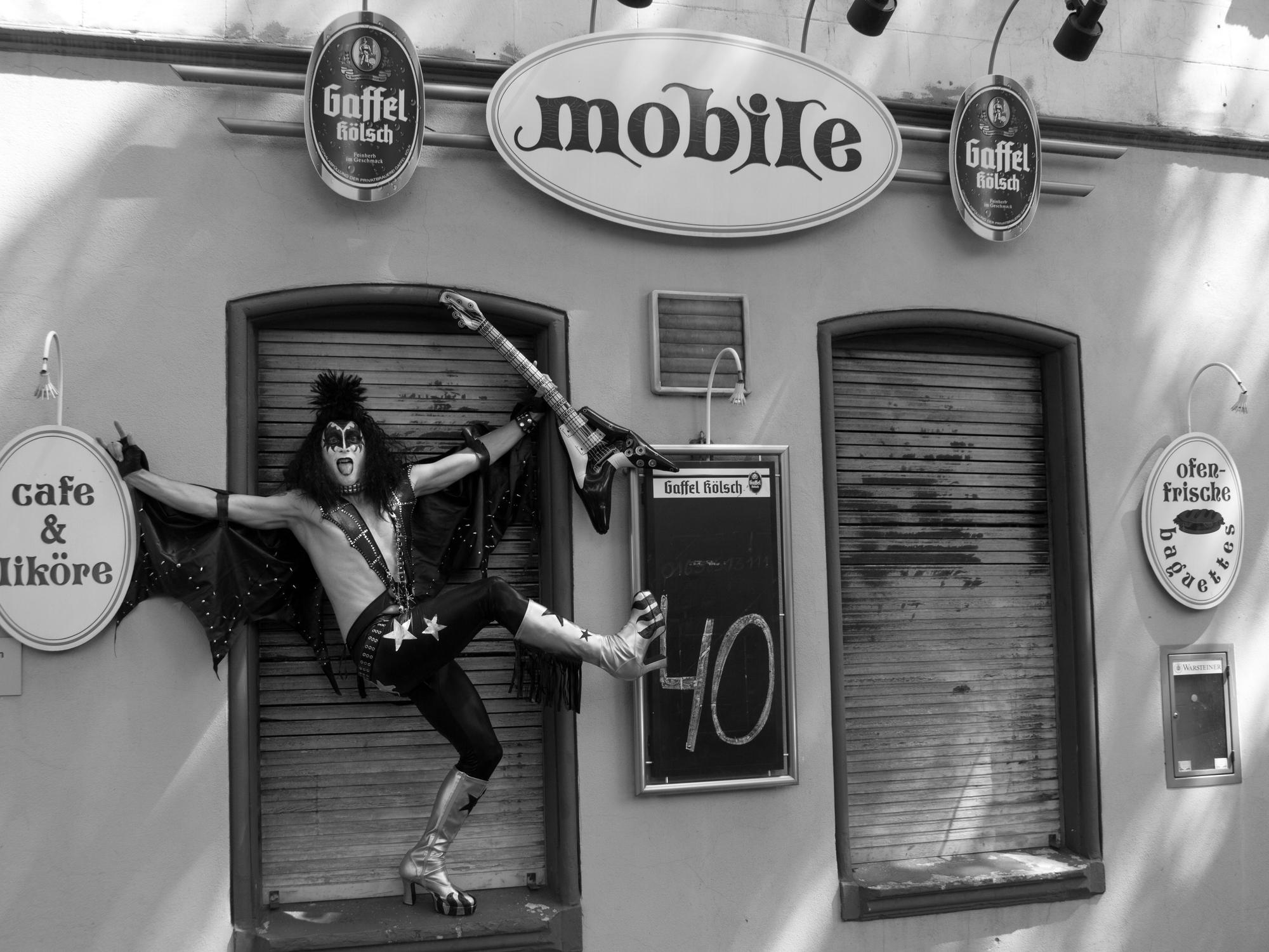 Kölner Axel Wagner feierte seinen 40. Geburtstag in der ehemaligen Kneipe Mobile zwischen Rath und Neubrück. An Karneval feierte er immer öfter als The Demon von der Rockband Kiss.