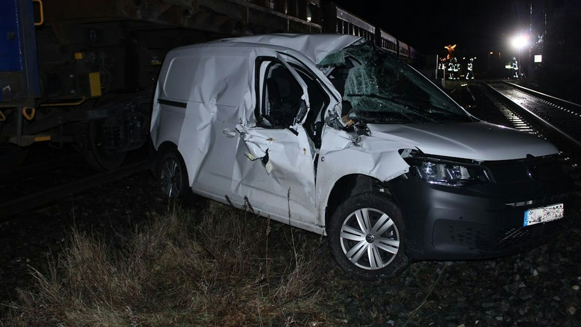 Ein Auto kollidiert mit einem Güterzug auf einem Bahnübergang.