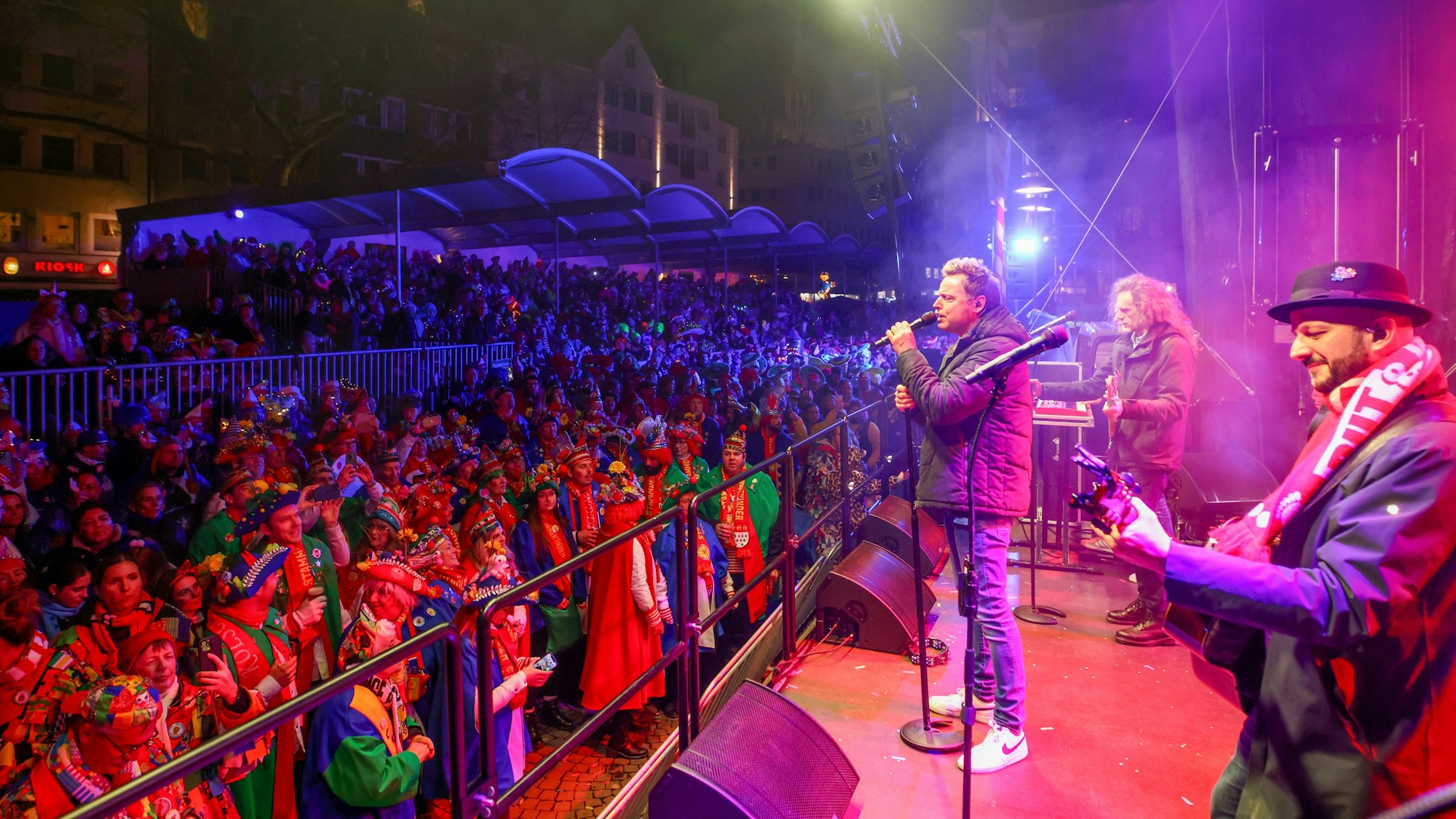 Sternmarsch mit vielen Veedelsgruppen auf dem Alter Markt in Köln. (Archivbild 2025)