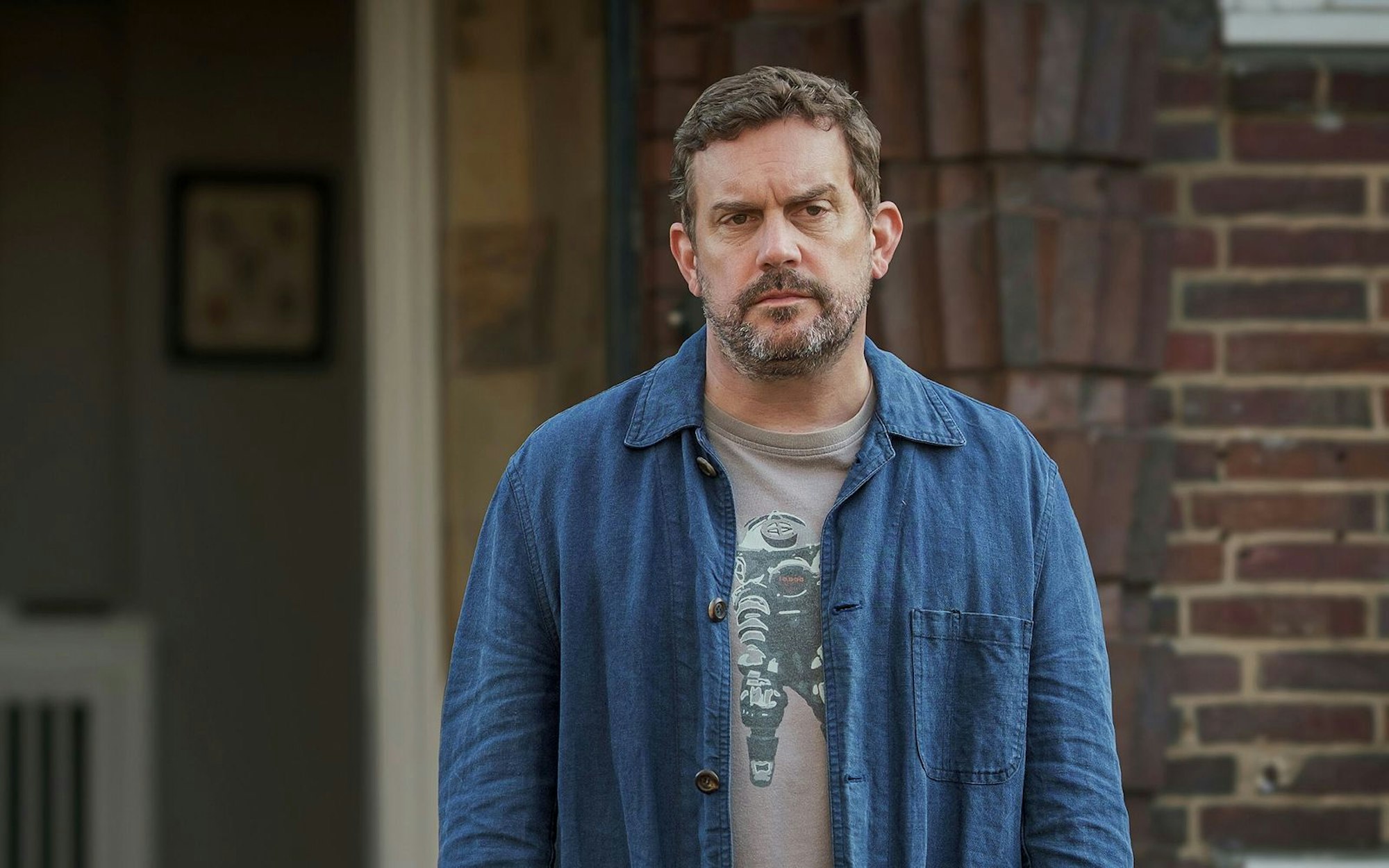 Sebastian Bezzel verkörpert Hannes, einen Familienvater, der in „Die Ältern“ in eine ordentliche Krise abrutscht. (Bild: Constantin Film Distribution/Gordon A. Timpen)