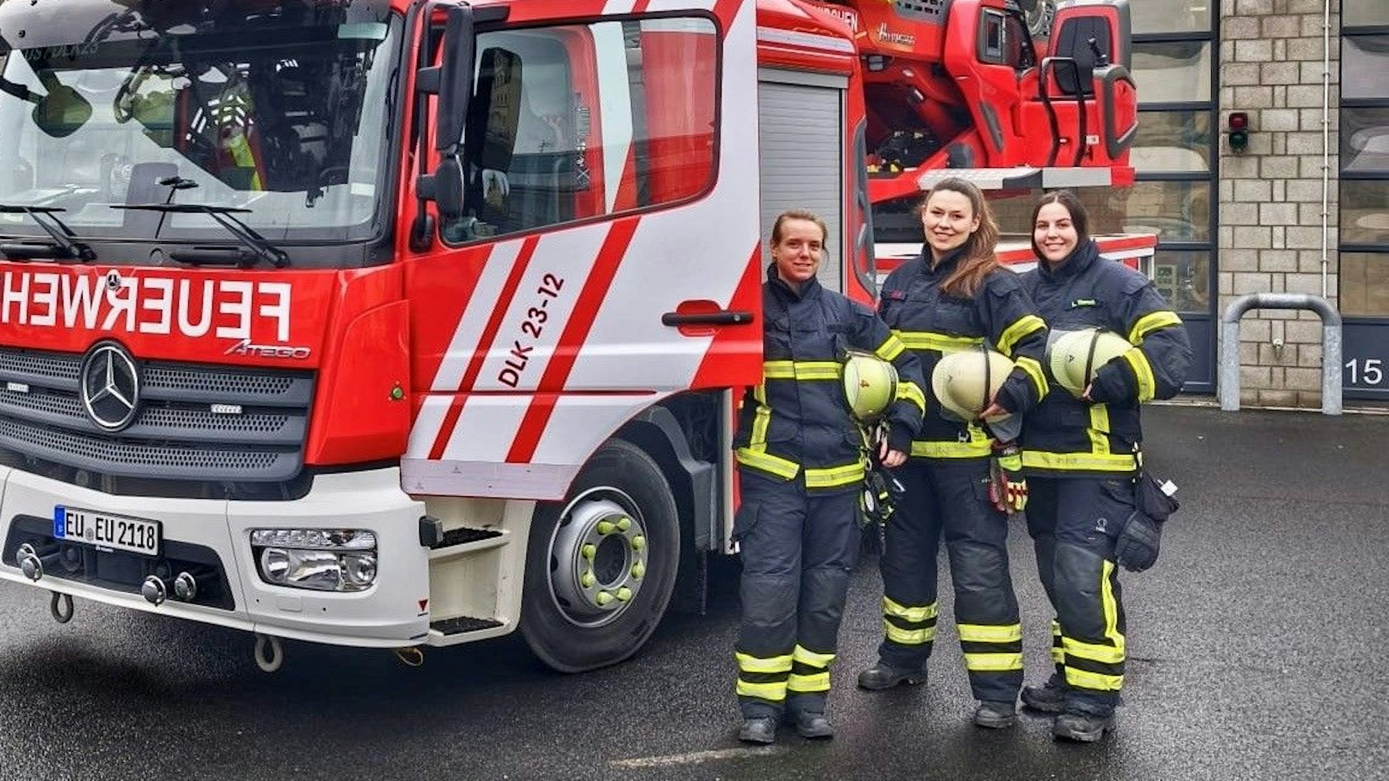 Das Bild zeigt die drei Feuerwehrfrauen vor einem Feuerwehrfahrzeug.