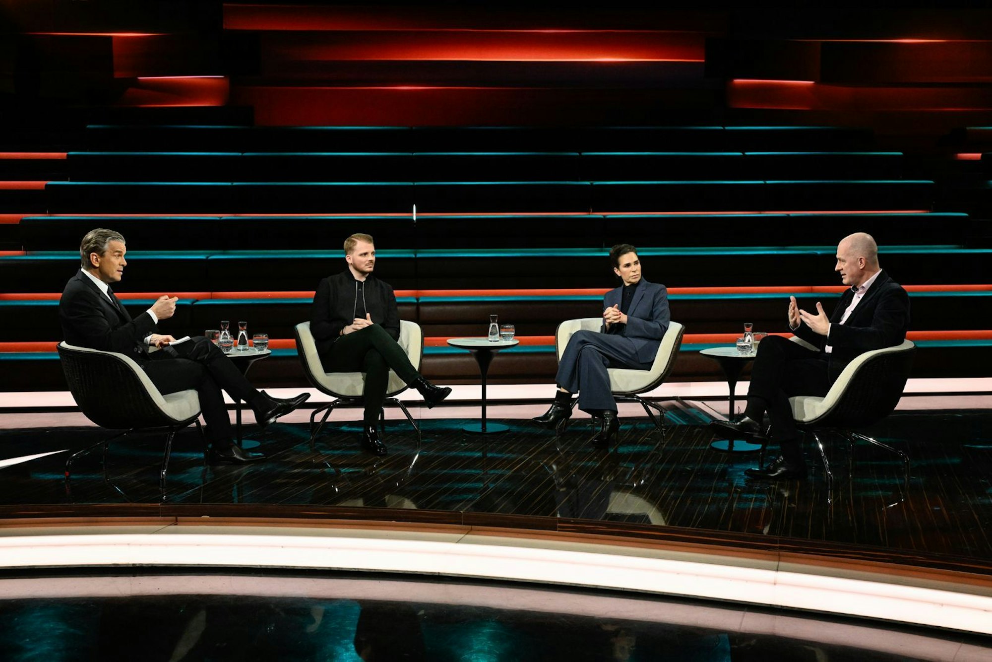 Markus Lanz (links) diskutierte am Dienstagabend unter anderem mit (von links) Tim Klüssendorf, Dagmar Rosenfeld und Militärexperte Christian Mölling. (Bild: ZDF/Markus Hertrich)