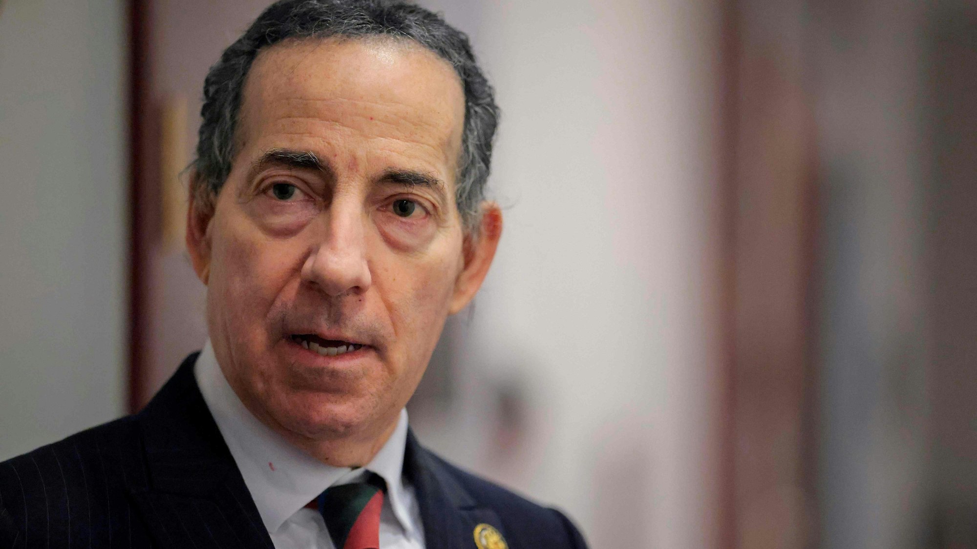 Der demokratische Politiker Jamie Raskin spricht im Kapitol in Washington mit Reportern. (Archivbild)