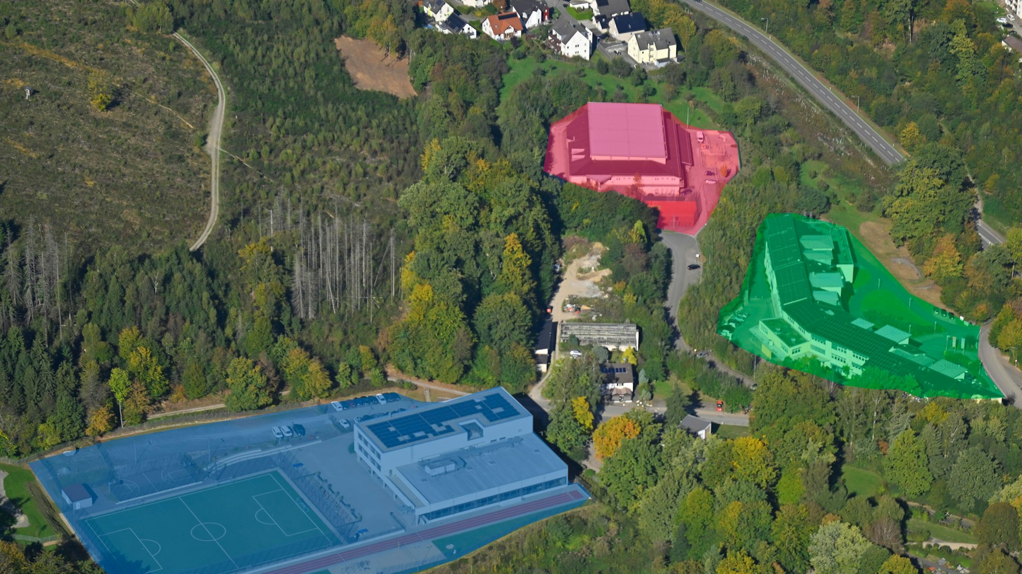 Das Schulzentrum der Freien Christlichen Bekenntnisschulen in Gummersbach ist in den vergangenen Jahren stark gewachsen. Dazu gehören heute auch eine Sporthalle (rot), eine Hauptschule mit Sportplatz (blau) sowie schließlich das Hauptgebäude (grün), in dem Realschule und Gymnasium untergebracht sind.