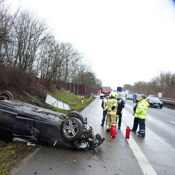 Beim Unfall auf der A560 bei Sankt Augustin blieb der BMW der 35-jährigen Unfallfahrerin auf dem Dach liegen.