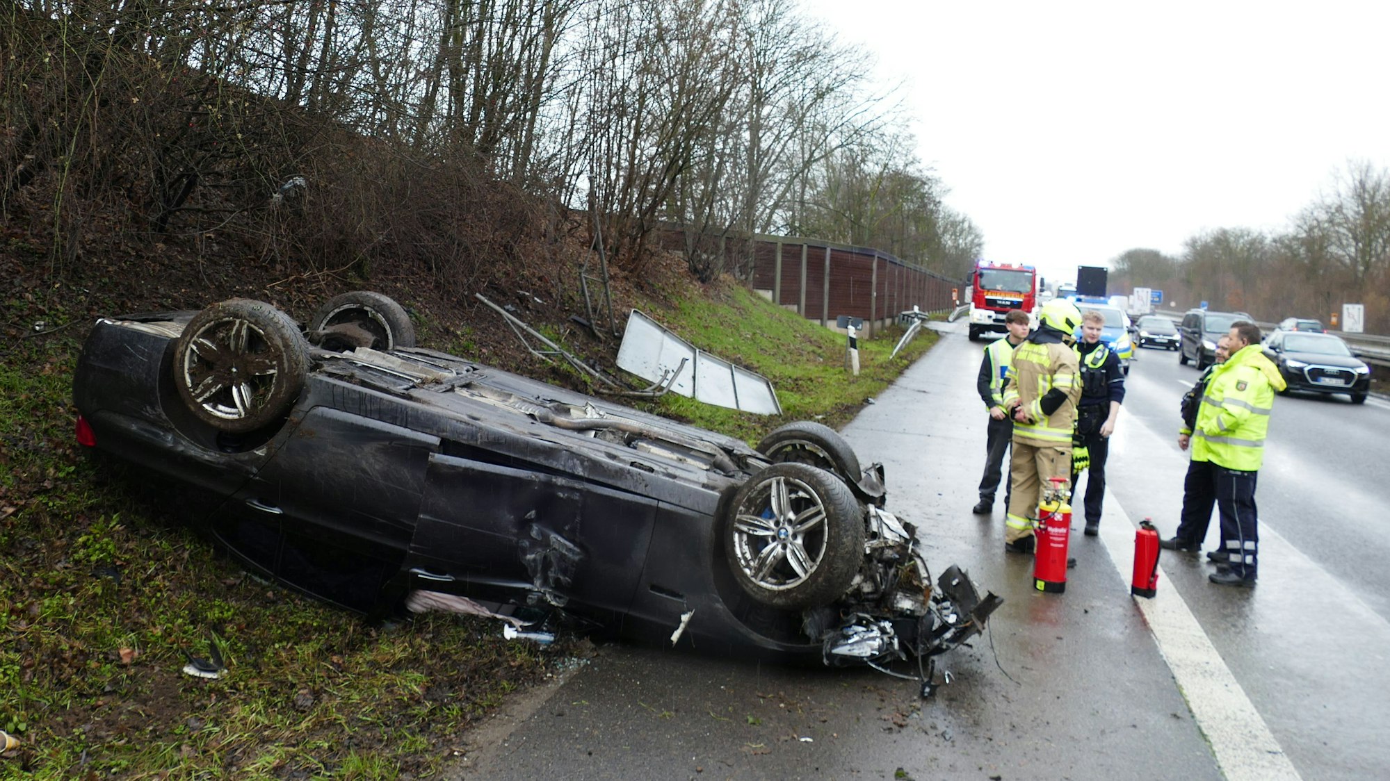 Beim Unfall auf der A560 bei Sankt Augustin blieb der BMW der 35-jährigen Unfallfahrerin auf dem Dach liegen.