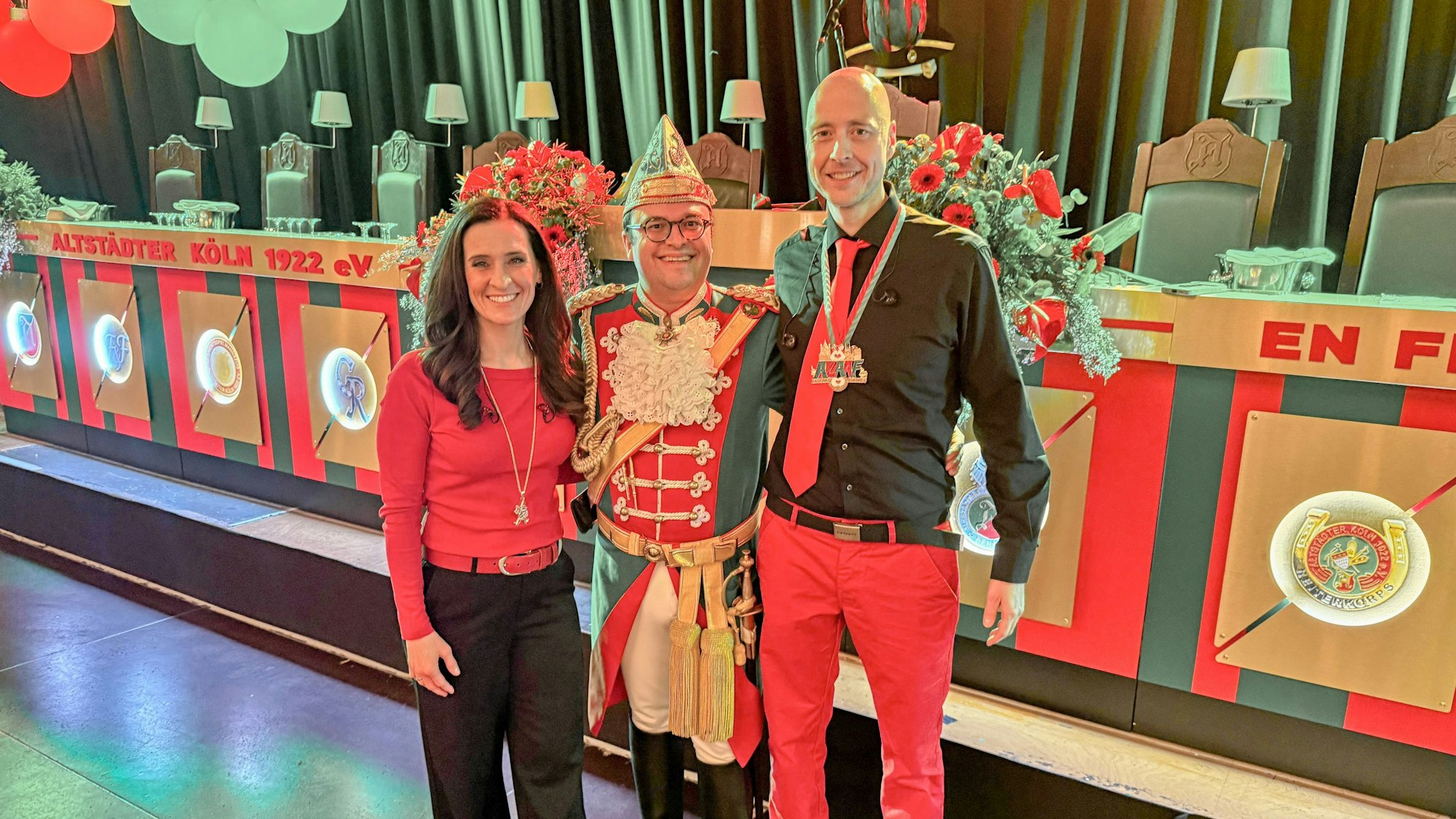 Aline Ackers, Björn Braun und Michael Zymelka stehen auf der Bühne.