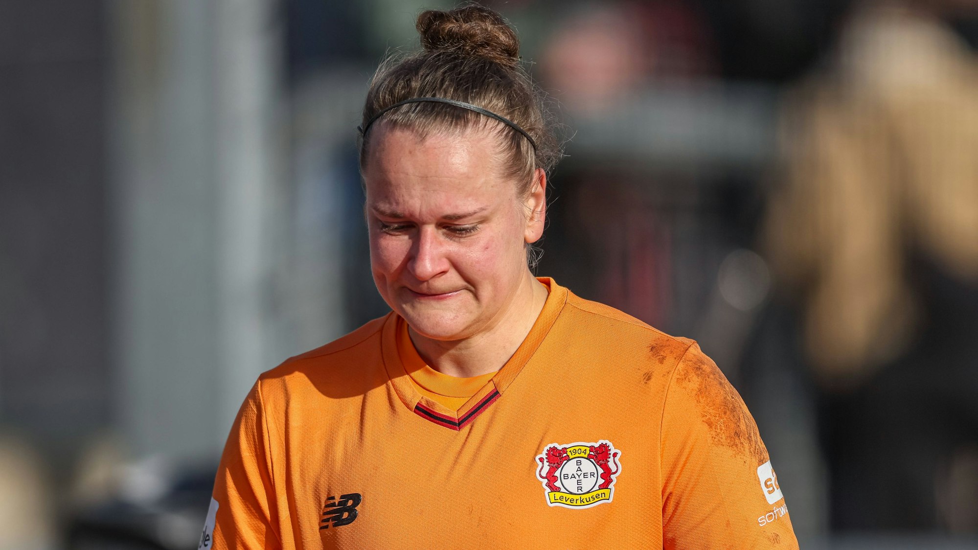 GER, Frankfurt, Eintracht Frankfurt vs Bayer 04 Leverkusen, Google Pixel Bundesliga, Fussball, DFB, Spielzeit 2024/2026, Stadion am Bretanobad, 17. Spieltag im Bild: Tränen bei Friederike Repohl Bayer Leverkusen Frauen 27 nach der Auswechslung, Emotionen DFB/DFL REGULATIONS PROHIBIT ANY USE OF PHOTOGRAPHS AS IMAGE SEQUENCES AND/OR QUASI-VIDEO, 07.02.2026 *** GER, Frankfurt, Eintracht Frankfurt vs Bayer 04 Leverkusen, Google Pixel Bundesliga, Football, DFB, Season 2024 2026, Stadion am Bretanobad, 17 Matchday in picture Tears at Friederike Repohl Bayer Leverkusen Women 27 after substitution, Emotions DFB DFL REGULATIONS PROHIBIT ANY USE OF PHOTOGRAPHS AS IMAGE SEQUENCES AND OR QUASI VIDEO, 07 02 2026 Copyright: HMBxMedia/HendrikxHamelau