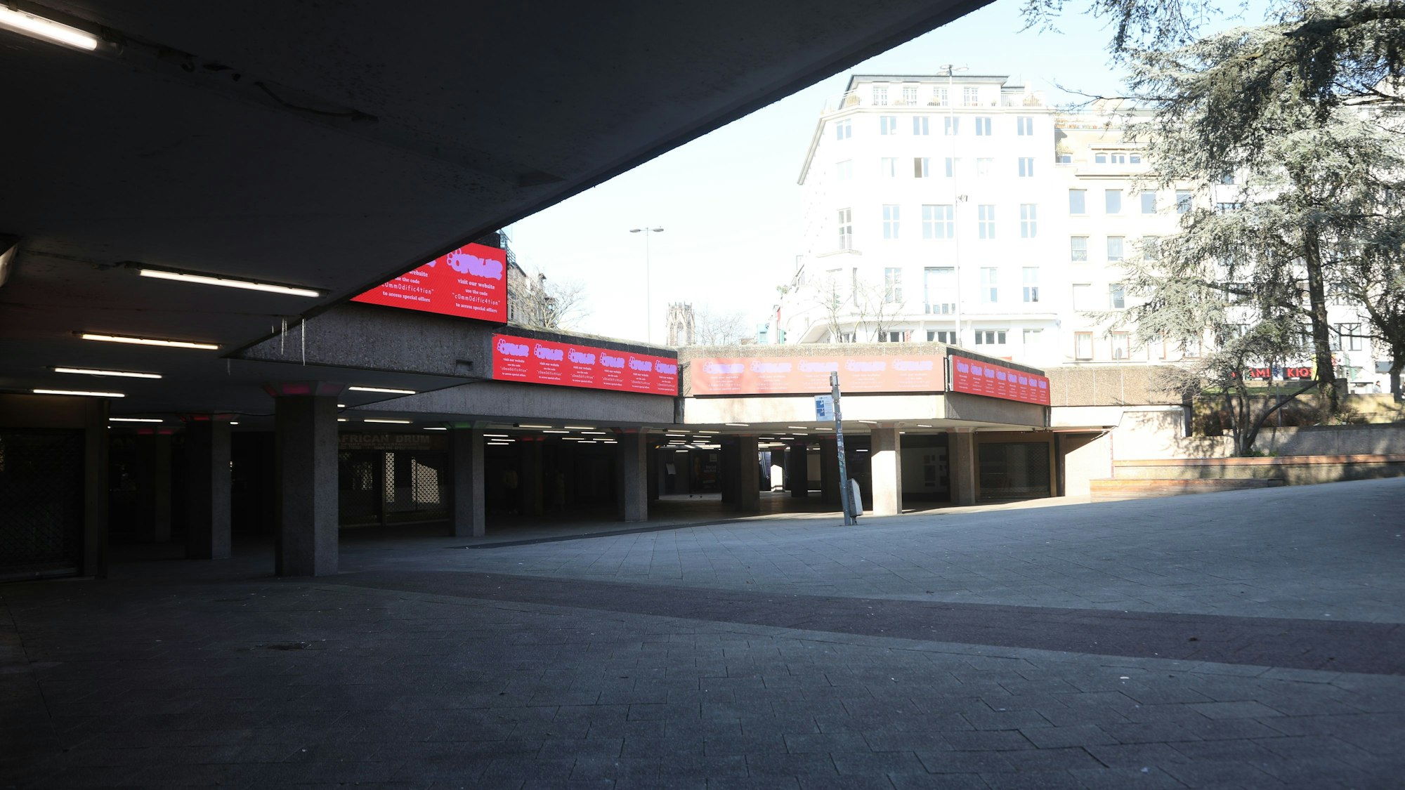 Die Zugänge führen in die dunkle Westpassage.