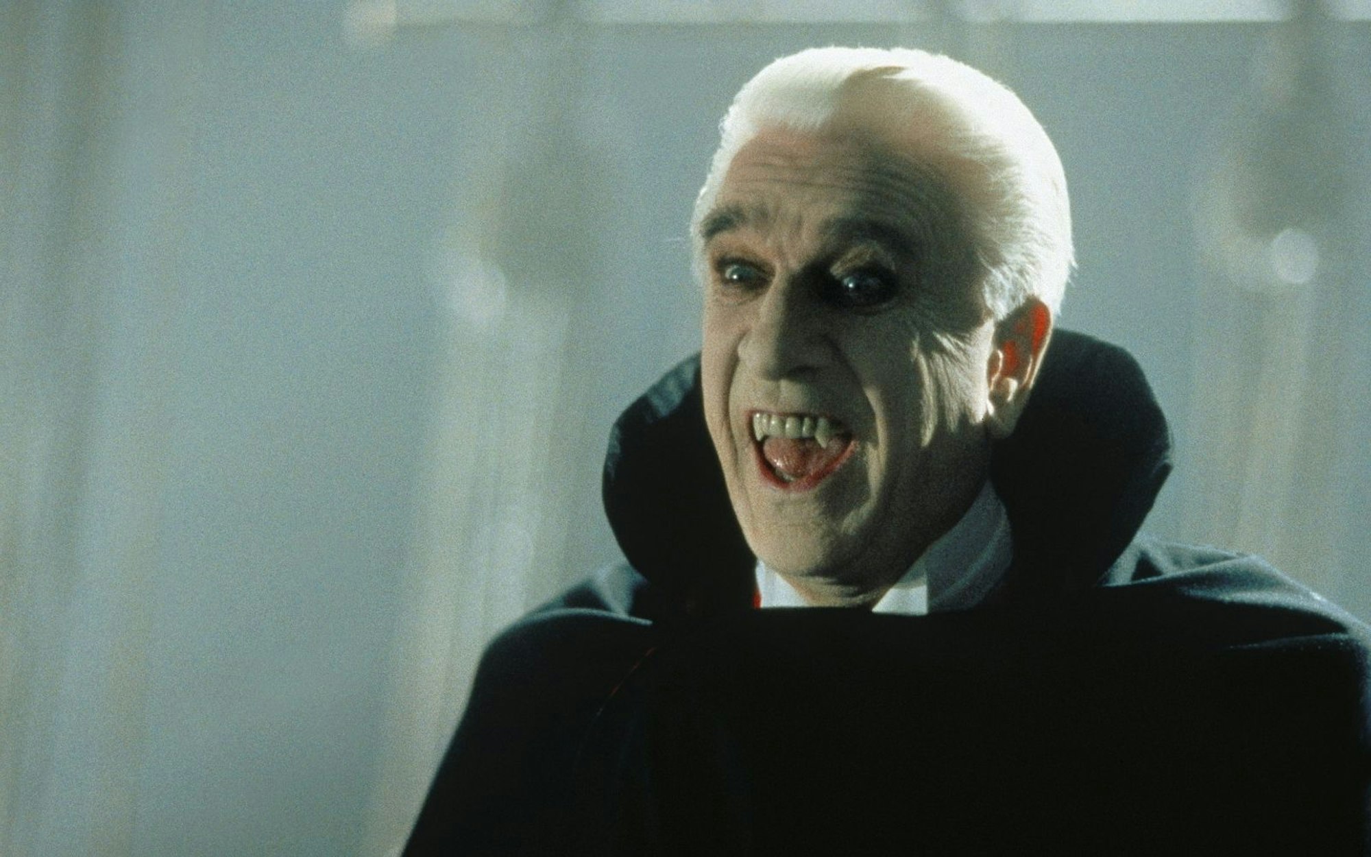 In „Dracula - Tot aber glücklich“ (1995) von Kultregisseur Mel Brooks spielte Leslie Nielsen den titelgebenden Vampir. (Bild: Castle Rock Entertainment)