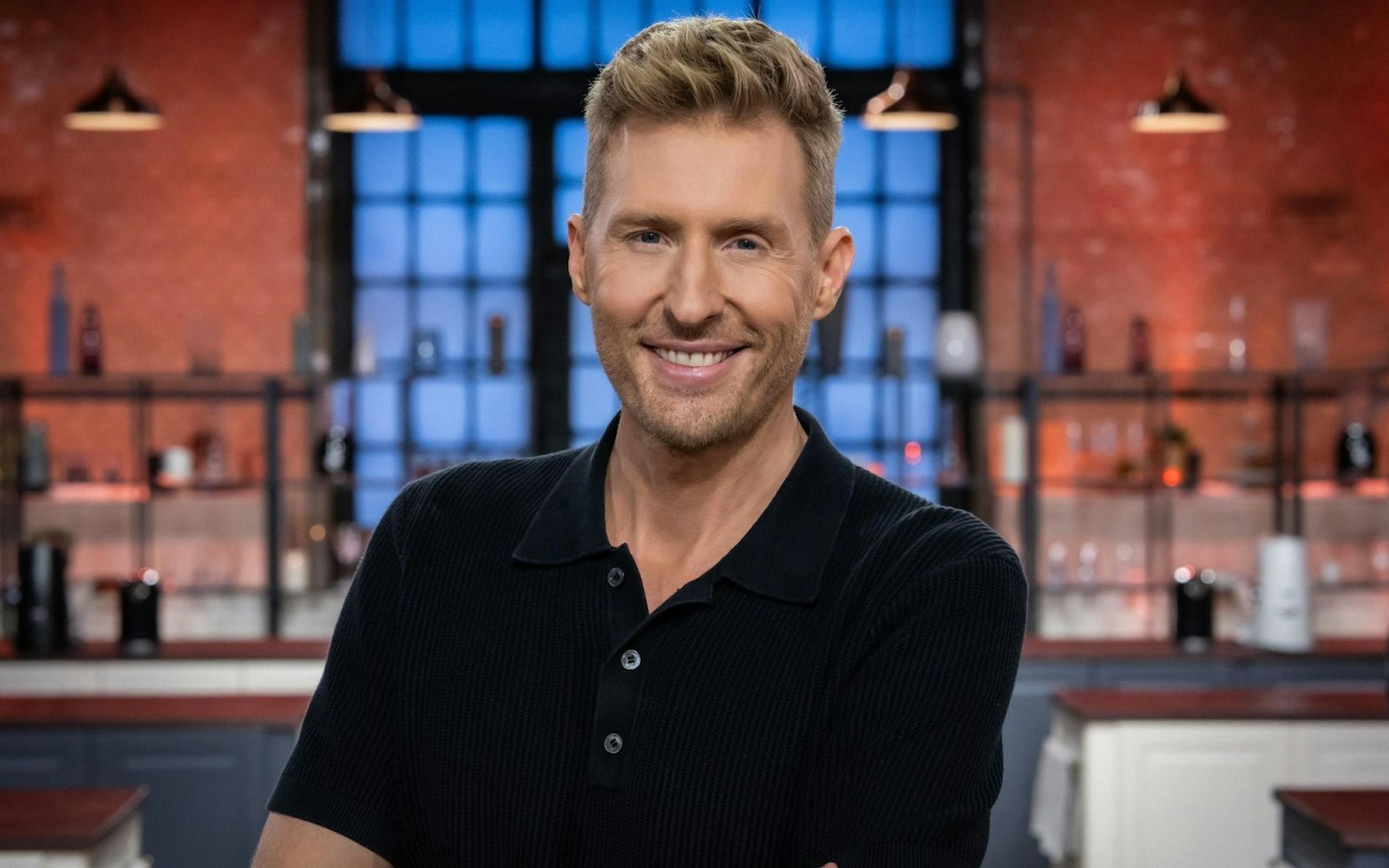 Wie gut kann Maximilian Arland backen? Ab 11. Februar muss er sich in „Das große Promibacken“ als Bäcker und Konditor bewähren. (Bild: Joyn/Claudius Pflug)