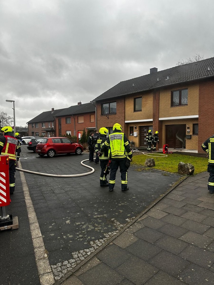 Der Keller eines Reihenhauses in Bergheim-Niederaußem ist ausgebrannt.