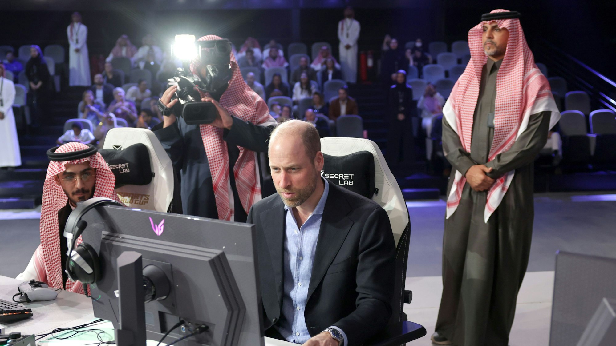 Der Prinz von Wales spielt bei einem E-Sport-Turnier in der Boulevard City ein Spiel.